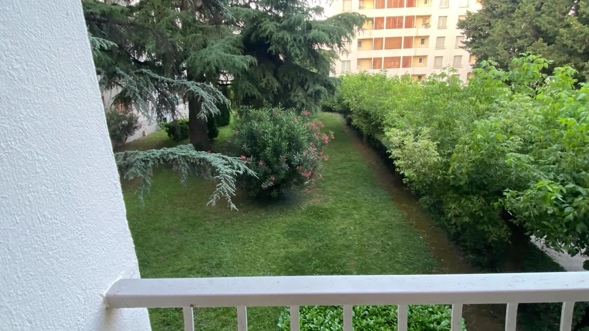 Appartement 2 Chambres Dans Une Residence Plus Parking Avignon France